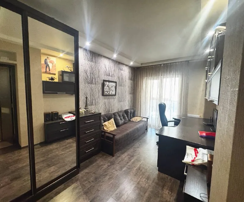 ☎️+79495131300 ☎️+79495059339 стройте свое пространство с агентством недвижимости город. Вы мечтаете - мы реализовываем💫 продажа 3х ком. Кв. Жк «европейский». Центр города, шахтерская площадь. 📪киевский р-н, ул. Артема 169ш площадь: 115 кв. М. Пространство - главная роскошь 21 века. Этаж : 15/17 дом: современный жилой комплекс с благоустроенной территорией. Идеальное состояние: объект не сдавался в аренду, никто не проживал! Минимализм в деталях – создают атмосферу уюта и спокойствия. Продуманная планировка: функциональное зонирование пространства, обеспечивающее комфортное проживание для каждого члена семьи. Отделка: высококачественные материалы отделки выдержан единый сдержанный стиль во всем интерьере. В новом пространстве - вы действительно почувствуете себя по новому! 📌мебель и техника остается не упустите свой шанс! Стартовая стоимость данного объекта 15.950.000💸 данный новострой расположен в начале киевского района, первый район города в котором проходит программа ренновации! Ориентиры: северный, ветка, шахтерская площадь. Донецк сити, спортивные центры, развивающие детские центры - все необходимое для современной жизни. ☎️ +79495131300 ☎️+79495059339 - фотография - 5