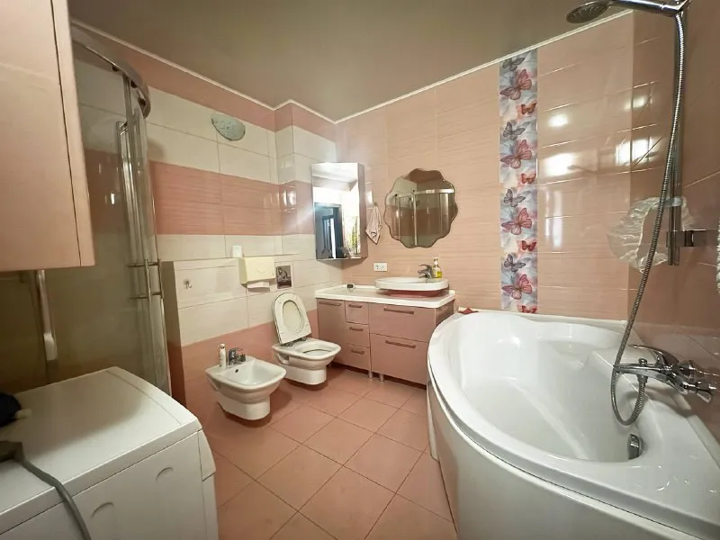 ☎️+79495131300 ☎️+79495059339 стройте свое пространство с агентством недвижимости город. Вы мечтаете - мы реализовываем💫 продажа 3х ком. Кв. Жк «европейский». Центр города, шахтерская площадь. 📪киевский р-н, ул. Артема 169ш площадь: 115 кв. М. Пространство - главная роскошь 21 века. Этаж : 15/17 дом: современный жилой комплекс с благоустроенной территорией. Идеальное состояние: объект не сдавался в аренду, никто не проживал! Минимализм в деталях – создают атмосферу уюта и спокойствия. Продуманная планировка: функциональное зонирование пространства, обеспечивающее комфортное проживание для каждого члена семьи. Отделка: высококачественные материалы отделки выдержан единый сдержанный стиль во всем интерьере. В новом пространстве - вы действительно почувствуете себя по новому! 📌мебель и техника остается не упустите свой шанс! Стартовая стоимость данного объекта 15.950.000💸 данный новострой расположен в начале киевского района, первый район города в котором проходит программа ренновации! Ориентиры: северный, ветка, шахтерская площадь. Донецк сити, спортивные центры, развивающие детские центры - все необходимое для современной жизни. ☎️ +79495131300 ☎️+79495059339 - фотография - 8