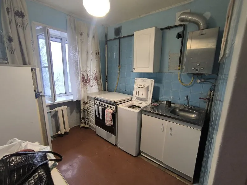 Продажа однокомнокомнатной квартиры в киевском районе донецка шахтерская площадь проспект киевский 2 стройте свое пространство с агентством недвижимости город. Вы мечтаете - мы реализовываем💫 ☎️+79495138558 виктория документы полностью готовы к сделке! Собственник в донецке! 📌общая площадь 33 кв. М 📌3й этаж из 5 📌квартира теплая, не угловая 📌вода согласно графику ✔️насыщенная инфраструктура: детские сады, школы, продуктовые магазины, супермаркет. ✔️развитая транспортная развязка в любую точку города. Остановки маршрутного такси в шаговой доступности. Стоимость 2 900 000 руб реальному клиенту торг!! ☎️+79495138558 виктория - фотография - 4