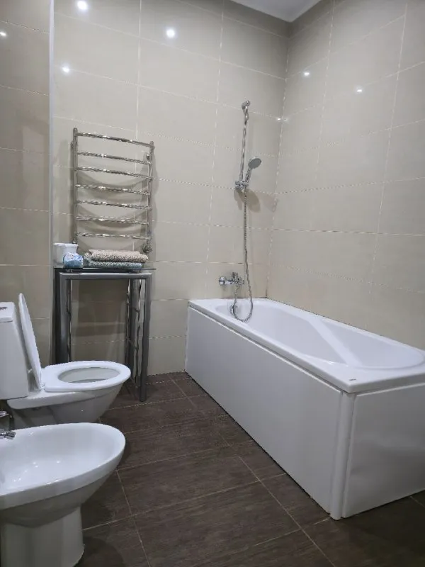 Сдам посуточно квартиры 🌇донецк, набережная 💰стоимость - 5000 ₽/сутки 🌇донецк, больница калинина 💰стоимость - 6500 ₽/сутки ✅комфортная 1 к. Квартира от собственника!❗️ 📍центр города ✅новый дом! 💦вода круглосуточно ❗️ ✅закрытая территория 📲☎️ +79493837193, виктория 📲☎️+79384613180 телеграмм 🛫подписаться  |  дать объявление 📲наш max - фотография - 4