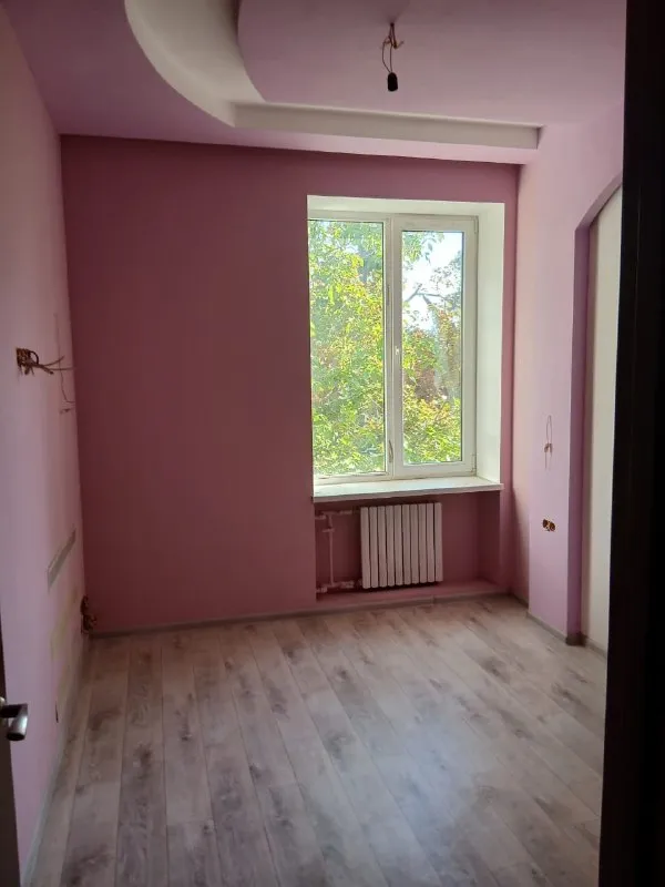 ‼️ внимание‼️ цена снижена харцызск центр уникальное предложение ‼️ таких предложений нет в городе ‼️ продам 2х комнатную квартиру+гараж во дворе+подсобное помещение с подвалом ‼️ ✅ -г. Харцызск ✅ -ул. Вокзальная д35 ✅- сталинка ✅- 3й эт 3/дома ✅- s, 42м. Кв ✅ продам квартиру с гаражом - фотография - 2