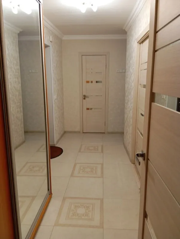 🏡продаётся 2-двухкомнатная квартира 🌇город: донецк днр 🏙️район: киевский шахтерская площадь • этажность–3/9 жилого дома • комнаты площадью 16 м2 и 12.5 м2 • квартира с ремонтом • есть большая лоджия, вход с двух комнат • квартира продаётся с мебелью и бытовой техникой • вода по графику • документы готовы 🔥собственник 💴цена: 7🍋300.000 рублей ☎️+7(949) 358-33-05 📨подписаться - фотография - 1