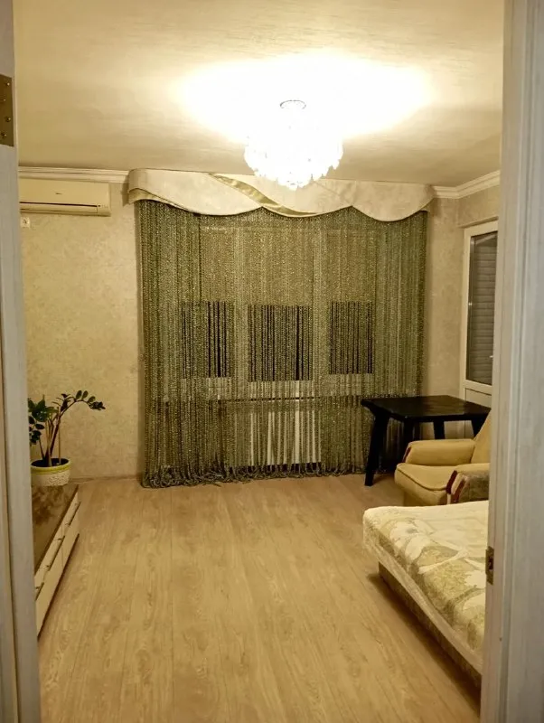 🏡продаётся 2-двухкомнатная квартира 🌇город: донецк днр 🏙️район: киевский шахтерская площадь • этажность–3/9 жилого дома • комнаты площадью 16 м2 и 12.5 м2 • квартира с ремонтом • есть большая лоджия, вход с двух комнат • квартира продаётся с мебелью и бытовой техникой • вода по графику • документы готовы 🔥собственник 💴цена: 7🍋300.000 рублей ☎️+7(949) 358-33-05 📨подписаться - фотография - 2