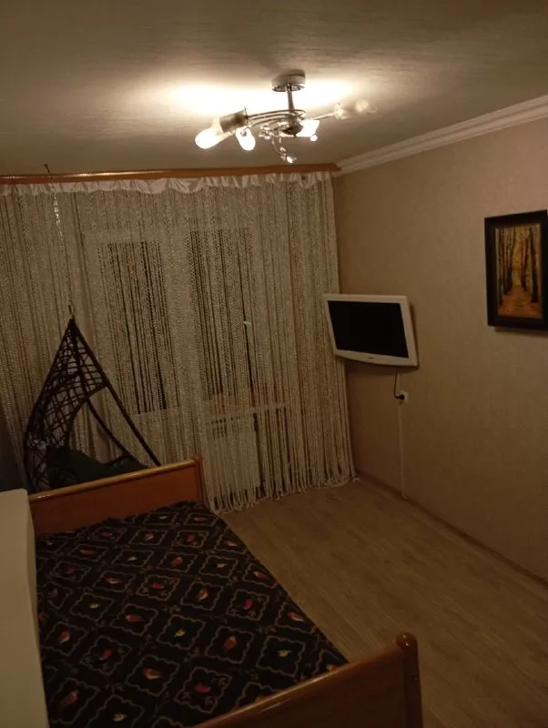 🏡продаётся 2-двухкомнатная квартира 🌇город: донецк днр 🏙️район: киевский шахтерская площадь • этажность–3/9 жилого дома • комнаты площадью 16 м2 и 12.5 м2 • квартира с ремонтом • есть большая лоджия, вход с двух комнат • квартира продаётся с мебелью и бытовой техникой • вода по графику • документы готовы 🔥собственник 💴цена: 7🍋300.000 рублей ☎️+7(949) 358-33-05 📨подписаться - фотография - 3