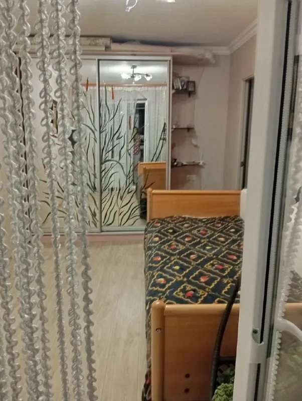 🏡продаётся 2-двухкомнатная квартира 🌇город: донецк днр 🏙️район: киевский шахтерская площадь • этажность–3/9 жилого дома • комнаты площадью 16 м2 и 12.5 м2 • квартира с ремонтом • есть большая лоджия, вход с двух комнат • квартира продаётся с мебелью и бытовой техникой • вода по графику • документы готовы 🔥собственник 💴цена: 7🍋300.000 рублей ☎️+7(949) 358-33-05 📨подписаться - фотография - 5