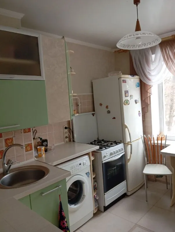 🏡продаётся 2-двухкомнатная квартира 🌇город: донецк днр 🏙️район: киевский шахтерская площадь • этажность–3/9 жилого дома • комнаты площадью 16 м2 и 12.5 м2 • квартира с ремонтом • есть большая лоджия, вход с двух комнат • квартира продаётся с мебелью и бытовой техникой • вода по графику • документы готовы 🔥собственник 💴цена: 7🍋300.000 рублей ☎️+7(949) 358-33-05 📨подписаться - фотография - 7