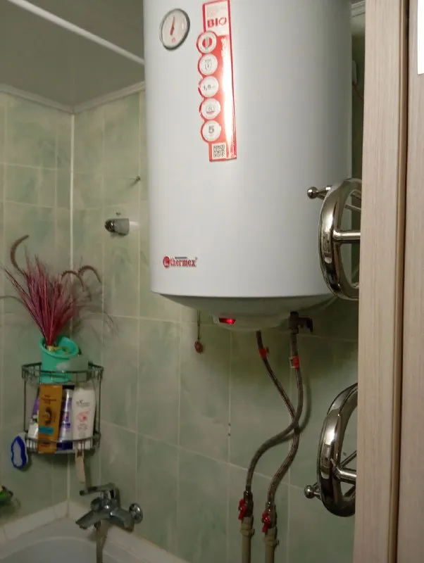 🏡продаётся 2-двухкомнатная квартира 🌇город: донецк днр 🏙️район: киевский шахтерская площадь • этажность–3/9 жилого дома • комнаты площадью 16 м2 и 12.5 м2 • квартира с ремонтом • есть большая лоджия, вход с двух комнат • квартира продаётся с мебелью и бытовой техникой • вода по графику • документы готовы 🔥собственник 💴цена: 7🍋300.000 рублей ☎️+7(949) 358-33-05 📨подписаться - фотография - 8