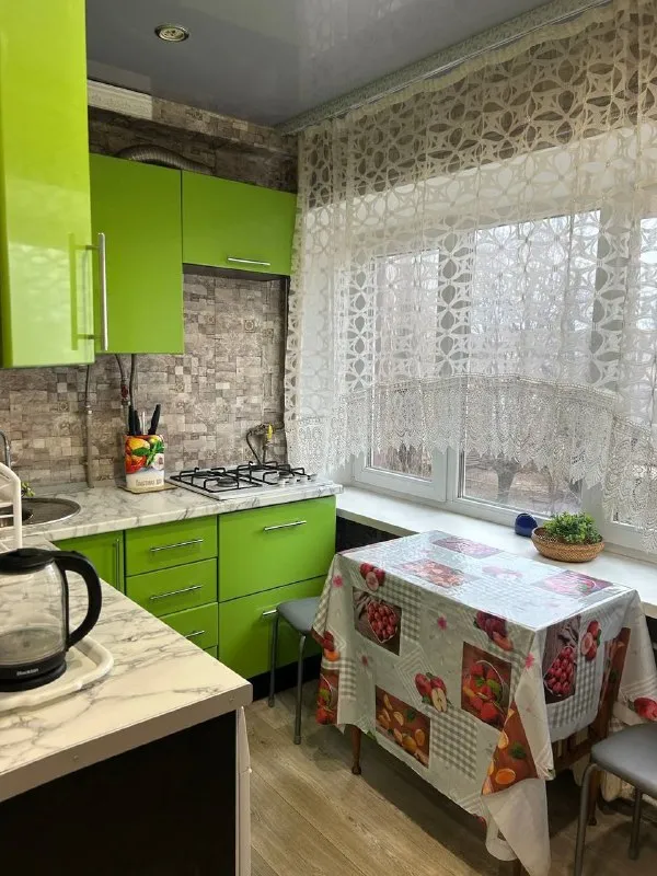 🏡продаётся 1-однокомнатная квартира 🌇город: енакиево днр 🗺квартира находится в самом центре города • этажность–3/5 жилого дома • сделан хороший ремонт, заезжай и живи • в шаговой доступности: рынок, магазины, больница, кафе и остановки общественного транспорта • так же рядам находятся садик, школа 🔥продажа от собственника 💴цена: 1🍋800.000 рублей ☎️+7(949) 485-47-35 ☎️+7(949) 493-05-04 📨подписаться - фотография - 3