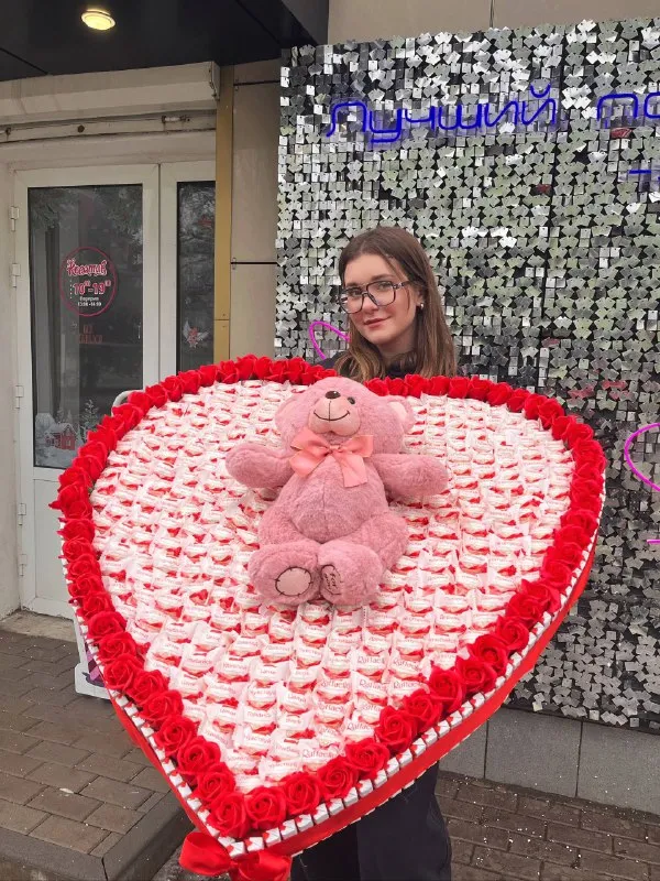 Хотите удивить любимую 8-го марта? Мы знаем как это сделать🩷 🤩фото №1 и №3 - от 19000₽ 🤩фото №2 - 4000₽ 🤩фото №4 - от 8000₽ соберем подарки на любой бюджет и вкус! Приходите или пишите нам в личные сообщения!🎀 возможна доставка по днр🚕 📲по всем вопросам пишите: @creative_dnr 🛍адрес: харцызск, улица октябрьская, 41 (бульвар шевченко) 🛍график работы: ежедневно с 10:00 до 19:00 🛍доставка по харцызску и другим городам днр 🛍возможна оплата картой 🛍контактный телефон: +7(949)317-317-0 erid:mvgzqc98w3kvmjtrardxdm6z реклама - фотография - 3