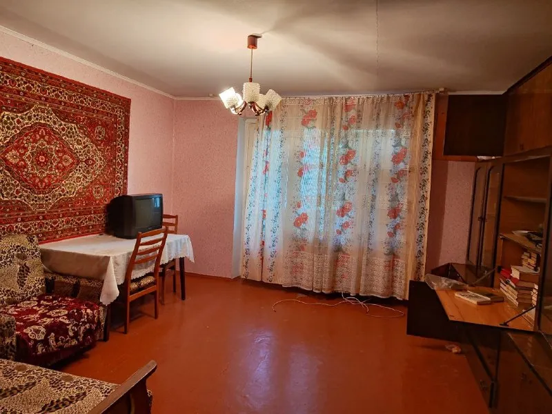 Харцызск. Собственник. Продаётся 3-х комнатная квартира 5/9 центр города ул. Краснознаменская. Квартира не угловая, комнаты раздельные, счётчики на свет и воду, балкон, лоджия. Пластиковых окон нет. Прописанных и долгов нет. Документы готовы. 3 млн. 700 тыс руб. Торг +79493891181 - фотография - 2