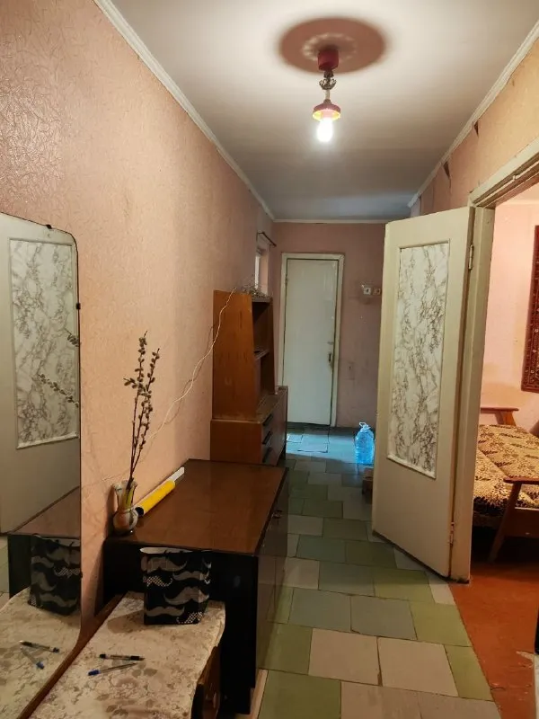 Харцызск. Собственник. Продаётся 3-х комнатная квартира 5/9 центр города ул. Краснознаменская. Квартира не угловая, комнаты раздельные, счётчики на свет и воду, балкон, лоджия. Пластиковых окон нет. Прописанных и долгов нет. Документы готовы. 3 млн. 700 тыс руб. Торг +79493891181 - фотография - 3