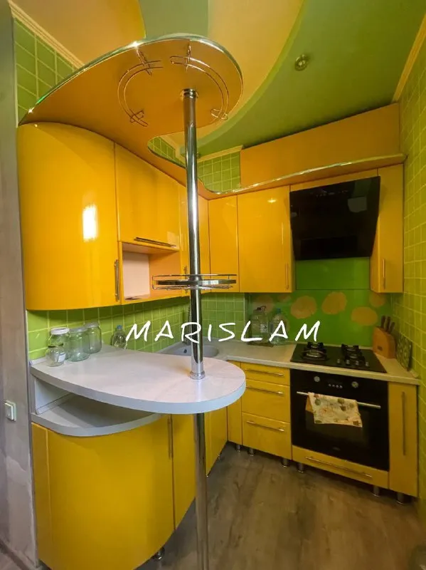 Сдам 2-х квартиру с дизайнерским ремонтом в р-н жд вокзала г. Харцызска, в доме где псб на долгий срок от собственника. Возможно с последующим выкупом. В квартире имеется накопительная система, посудомоечная машина, духовой шкаф, газовая колонка, вытяжка, wi-fi, , стиральная машина, теплый пол в ванной. Бронированная дверь, двери из натурального дерева. Квартира утеплена полностью. Полы деревянные. Везде ламинат. Видео домофон. 35000+ком. Платежи возвратный залог 35000₽, +79883760660 - фотография - 1