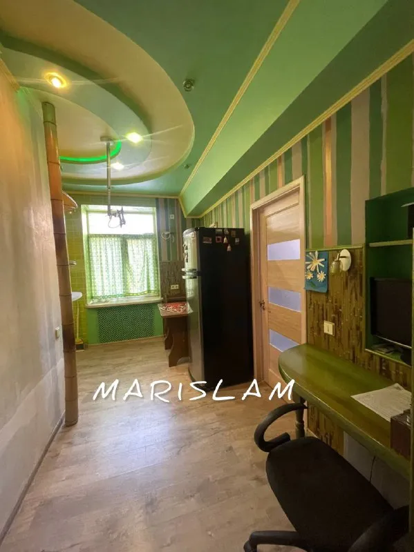 Сдам 2-х квартиру с дизайнерским ремонтом в р-н жд вокзала г. Харцызска, в доме где псб на долгий срок от собственника. Возможно с последующим выкупом. В квартире имеется накопительная система, посудомоечная машина, духовой шкаф, газовая колонка, вытяжка, wi-fi, , стиральная машина, теплый пол в ванной. Бронированная дверь, двери из натурального дерева. Квартира утеплена полностью. Полы деревянные. Везде ламинат. Видео домофон. 35000+ком. Платежи возвратный залог 35000₽, +79883760660 - фотография - 2