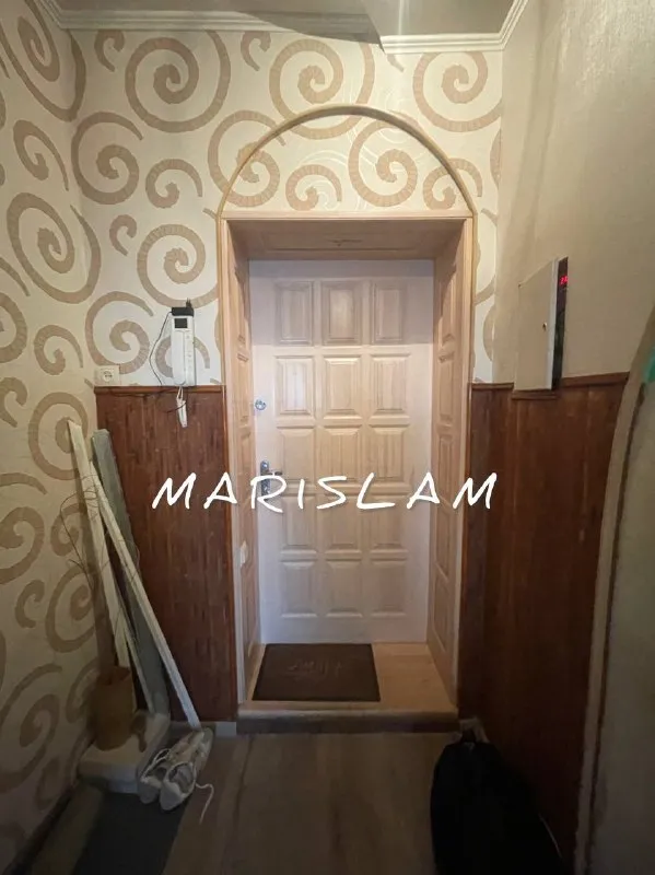 Сдам 2-х квартиру с дизайнерским ремонтом в р-н жд вокзала г. Харцызска, в доме где псб на долгий срок от собственника. Возможно с последующим выкупом. В квартире имеется накопительная система, посудомоечная машина, духовой шкаф, газовая колонка, вытяжка, wi-fi, , стиральная машина, теплый пол в ванной. Бронированная дверь, двери из натурального дерева. Квартира утеплена полностью. Полы деревянные. Везде ламинат. Видео домофон. 35000+ком. Платежи возвратный залог 35000₽, +79883760660 - фотография - 3