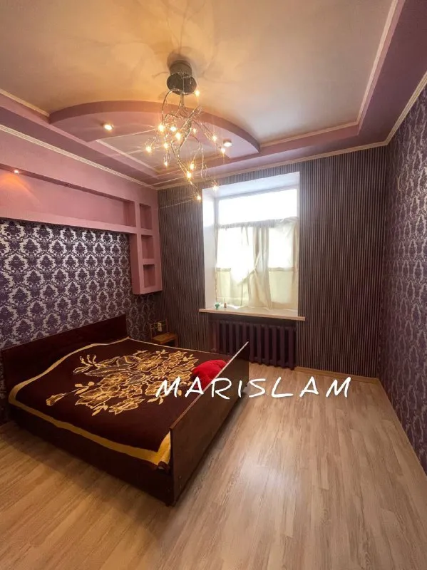 Сдам 2-х квартиру с дизайнерским ремонтом в р-н жд вокзала г. Харцызска, в доме где псб на долгий срок от собственника. Возможно с последующим выкупом. В квартире имеется накопительная система, посудомоечная машина, духовой шкаф, газовая колонка, вытяжка, wi-fi, , стиральная машина, теплый пол в ванной. Бронированная дверь, двери из натурального дерева. Квартира утеплена полностью. Полы деревянные. Везде ламинат. Видео домофон. 35000+ком. Платежи возвратный залог 35000₽, +79883760660 - фотография - 4