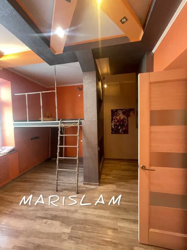 Сдам 2-х квартиру с дизайнерским ремонтом в р-н жд вокзала г. Харцызска, в доме где псб на долгий срок от собственника. Возможно с последующим выкупом. В квартире имеется накопительная система, посудомоечная машина, духовой шкаф, газовая колонка, вытяжка, wi-fi, , стиральная машина, теплый пол в ванной. Бронированная дверь, двери из натурального дерева. Квартира утеплена полностью. Полы деревянные. Везде ламинат. Видео домофон. 35000+ком. Платежи возвратный залог 35000₽, +79883760660 - фотография - 5