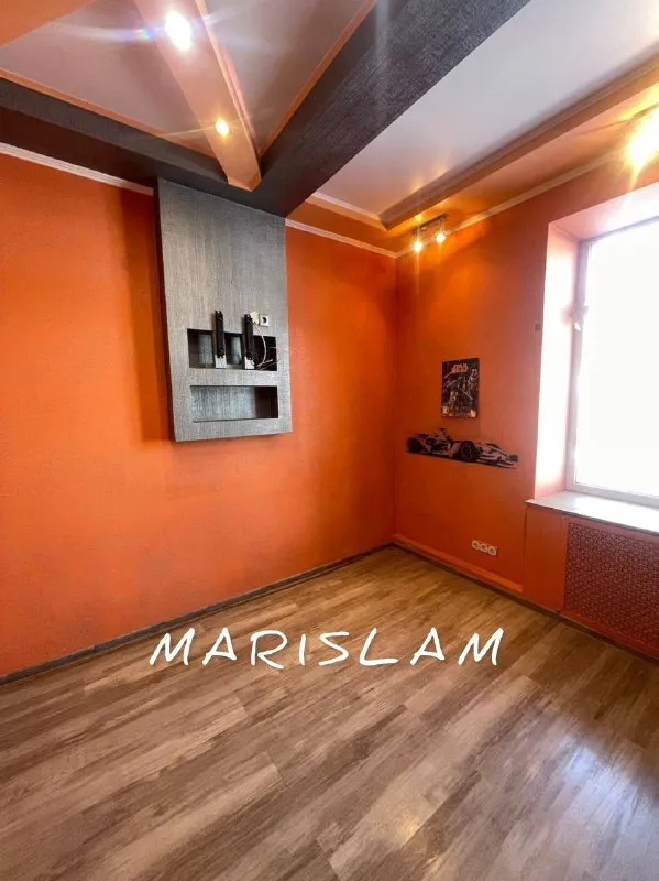 Сдам 2-х квартиру с дизайнерским ремонтом в р-н жд вокзала г. Харцызска, в доме где псб на долгий срок от собственника. Возможно с последующим выкупом. В квартире имеется накопительная система, посудомоечная машина, духовой шкаф, газовая колонка, вытяжка, wi-fi, , стиральная машина, теплый пол в ванной. Бронированная дверь, двери из натурального дерева. Квартира утеплена полностью. Полы деревянные. Везде ламинат. Видео домофон. 35000+ком. Платежи возвратный залог 35000₽, +79883760660 - фотография - 6