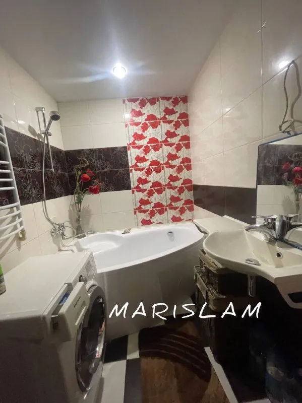 Сдам 2-х квартиру с дизайнерским ремонтом в р-н жд вокзала г. Харцызска, в доме где псб на долгий срок от собственника. Возможно с последующим выкупом. В квартире имеется накопительная система, посудомоечная машина, духовой шкаф, газовая колонка, вытяжка, wi-fi, , стиральная машина, теплый пол в ванной. Бронированная дверь, двери из натурального дерева. Квартира утеплена полностью. Полы деревянные. Везде ламинат. Видео домофон. 35000+ком. Платежи возвратный залог 35000₽, +79883760660 - фотография - 7