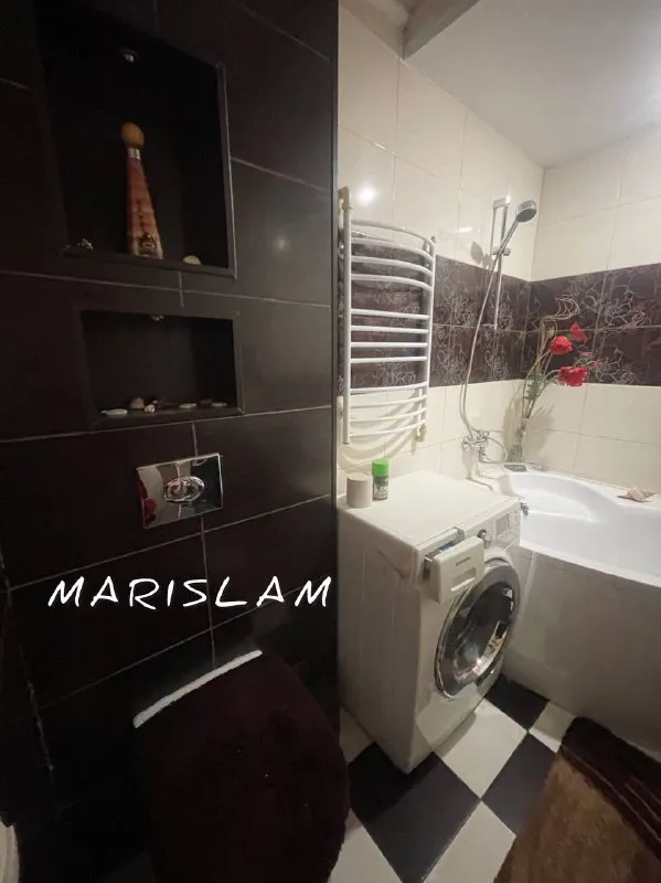 Сдам 2-х квартиру с дизайнерским ремонтом в р-н жд вокзала г. Харцызска, в доме где псб на долгий срок от собственника. Возможно с последующим выкупом. В квартире имеется накопительная система, посудомоечная машина, духовой шкаф, газовая колонка, вытяжка, wi-fi, , стиральная машина, теплый пол в ванной. Бронированная дверь, двери из натурального дерева. Квартира утеплена полностью. Полы деревянные. Везде ламинат. Видео домофон. 35000+ком. Платежи возвратный залог 35000₽, +79883760660 - фотография - 8