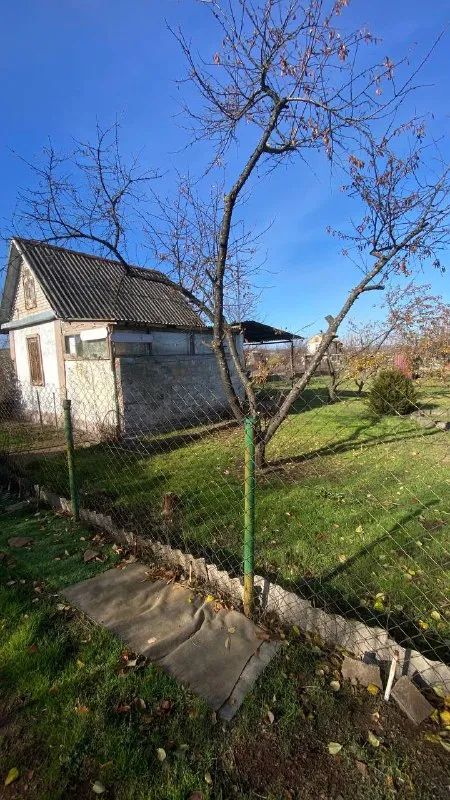 Продам дачу в закрытом обществе. 6 соток земли, полив 2 раза в неделю. Территория охраняется. До водохранилища 500м, на территории общества есть свой ставок, можно купаться. Ориентировочно харцызск. Цена 350.000т +79494559272 - фотография - 1