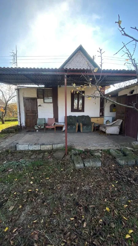 Продам дачу в закрытом обществе. 6 соток земли, полив 2 раза в неделю. Территория охраняется. До водохранилища 500м, на территории общества есть свой ставок, можно купаться. Ориентировочно харцызск. Цена 350.000т +79494559272 - фотография - 2