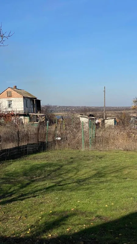 Продам дачу в закрытом обществе. 6 соток земли, полив 2 раза в неделю. Территория охраняется. До водохранилища 500м, на территории общества есть свой ставок, можно купаться. Ориентировочно харцызск. Цена 350.000т +79494559272 - фотография - 3