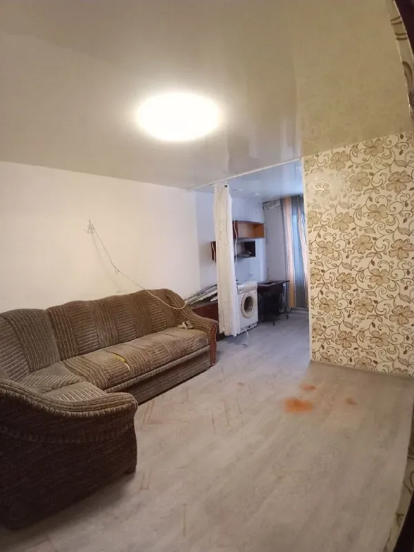 Продам 1-комнатную квартиру не дорого 1.7м. Возможен торг. Звоните! Харцызск, центр города (район стоматологии) вокзальная 76 33 кв. М 2/5 этаж тёплая, светлая квартира частично сделан ремонт новая газовая колонка новая электропроводка новая сантехника в квартире остаётся мебель которая присутствует. +79493414778 людмила собственник - фотография - 2