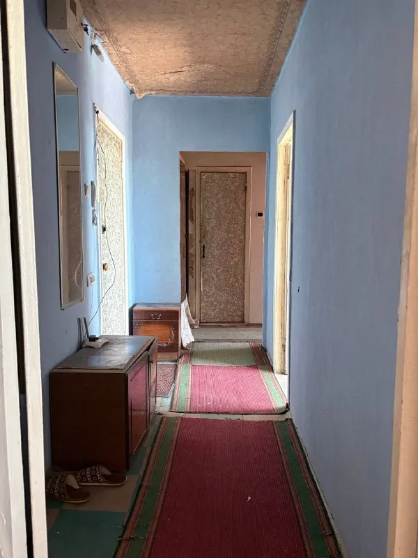 Срочно продаётся 2-комнатная квартира в макеевке, районе черёмушки, квартал "шахтерский", дом 1. Ключевые преимущества: • угловая квартира на 8 этаже 9-этажного дома. • новый лифт, работающий без перебоев. • раздельные комнаты и большая кухня. • панорамные пластиковые окна с красивым видом. • удобное расположение: остановка, детский сад и магазины у дома; школа и рынок в шаговой доступности. Квартира требует ремонта, санузел совместный. Все документы готовы, прописанных нет. Цена: 1 700 000 руб. Для подробного ознакомления доступен видеообзор. Телефон для связи: +7 949 382-34-18 (инна). - фотография - 1