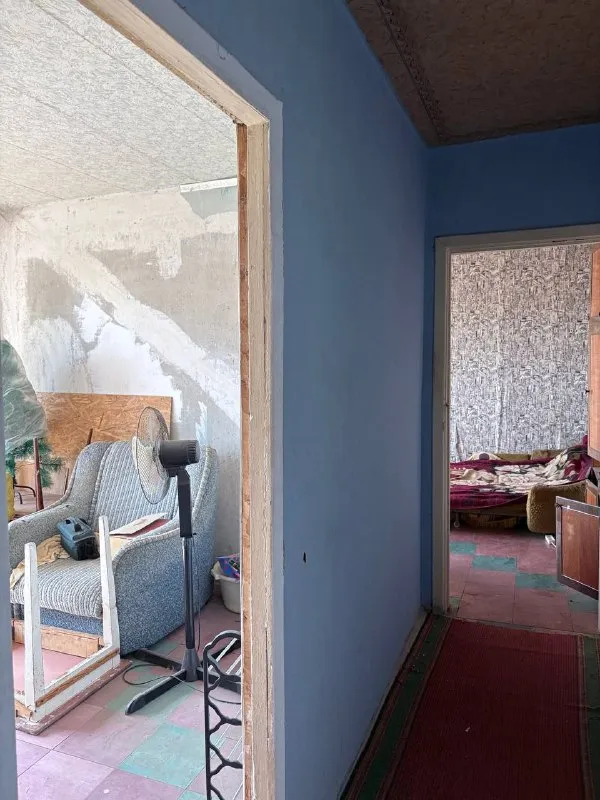 Срочно продаётся 2-комнатная квартира в макеевке, районе черёмушки, квартал "шахтерский", дом 1. Ключевые преимущества: • угловая квартира на 8 этаже 9-этажного дома. • новый лифт, работающий без перебоев. • раздельные комнаты и большая кухня. • панорамные пластиковые окна с красивым видом. • удобное расположение: остановка, детский сад и магазины у дома; школа и рынок в шаговой доступности. Квартира требует ремонта, санузел совместный. Все документы готовы, прописанных нет. Цена: 1 700 000 руб. Для подробного ознакомления доступен видеообзор. Телефон для связи: +7 949 382-34-18 (инна). - фотография - 10