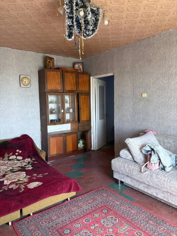 Срочно продаётся 2-комнатная квартира в макеевке, районе черёмушки, квартал "шахтерский", дом 1. Ключевые преимущества: • угловая квартира на 8 этаже 9-этажного дома. • новый лифт, работающий без перебоев. • раздельные комнаты и большая кухня. • панорамные пластиковые окна с красивым видом. • удобное расположение: остановка, детский сад и магазины у дома; школа и рынок в шаговой доступности. Квартира требует ремонта, санузел совместный. Все документы готовы, прописанных нет. Цена: 1 700 000 руб. Для подробного ознакомления доступен видеообзор. Телефон для связи: +7 949 382-34-18 (инна). - фотография - 2