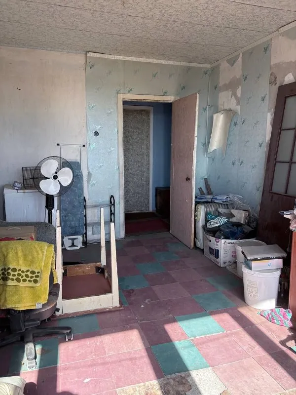 Срочно продаётся 2-комнатная квартира в макеевке, районе черёмушки, квартал "шахтерский", дом 1. Ключевые преимущества: • угловая квартира на 8 этаже 9-этажного дома. • новый лифт, работающий без перебоев. • раздельные комнаты и большая кухня. • панорамные пластиковые окна с красивым видом. • удобное расположение: остановка, детский сад и магазины у дома; школа и рынок в шаговой доступности. Квартира требует ремонта, санузел совместный. Все документы готовы, прописанных нет. Цена: 1 700 000 руб. Для подробного ознакомления доступен видеообзор. Телефон для связи: +7 949 382-34-18 (инна). - фотография - 3