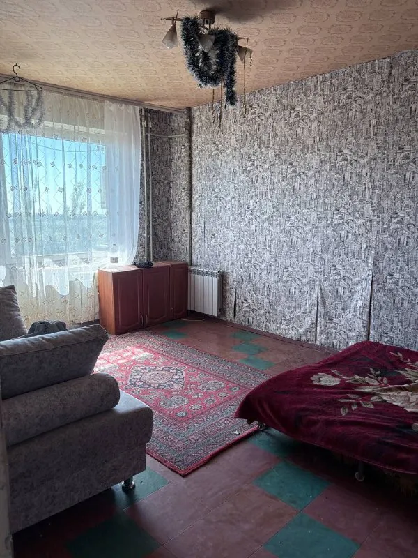 Срочно продаётся 2-комнатная квартира в макеевке, районе черёмушки, квартал "шахтерский", дом 1. Ключевые преимущества: • угловая квартира на 8 этаже 9-этажного дома. • новый лифт, работающий без перебоев. • раздельные комнаты и большая кухня. • панорамные пластиковые окна с красивым видом. • удобное расположение: остановка, детский сад и магазины у дома; школа и рынок в шаговой доступности. Квартира требует ремонта, санузел совместный. Все документы готовы, прописанных нет. Цена: 1 700 000 руб. Для подробного ознакомления доступен видеообзор. Телефон для связи: +7 949 382-34-18 (инна). - фотография - 4