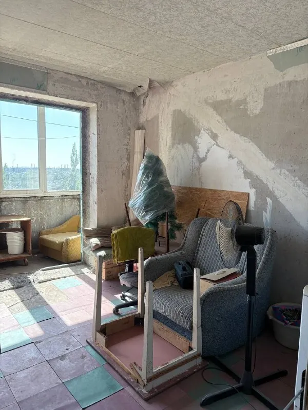 Срочно продаётся 2-комнатная квартира в макеевке, районе черёмушки, квартал "шахтерский", дом 1. Ключевые преимущества: • угловая квартира на 8 этаже 9-этажного дома. • новый лифт, работающий без перебоев. • раздельные комнаты и большая кухня. • панорамные пластиковые окна с красивым видом. • удобное расположение: остановка, детский сад и магазины у дома; школа и рынок в шаговой доступности. Квартира требует ремонта, санузел совместный. Все документы готовы, прописанных нет. Цена: 1 700 000 руб. Для подробного ознакомления доступен видеообзор. Телефон для связи: +7 949 382-34-18 (инна). - фотография - 5