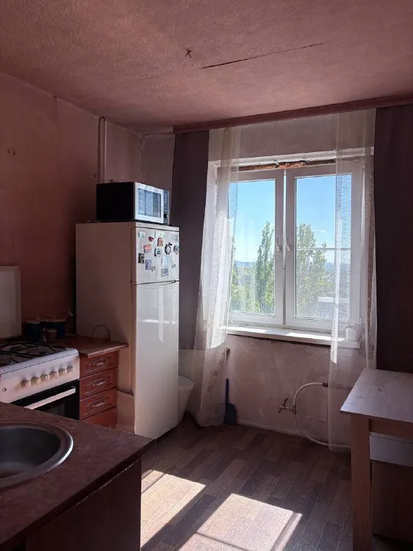 Срочно продаётся 2-комнатная квартира в макеевке, районе черёмушки, квартал "шахтерский", дом 1. Ключевые преимущества: • угловая квартира на 8 этаже 9-этажного дома. • новый лифт, работающий без перебоев. • раздельные комнаты и большая кухня. • панорамные пластиковые окна с красивым видом. • удобное расположение: остановка, детский сад и магазины у дома; школа и рынок в шаговой доступности. Квартира требует ремонта, санузел совместный. Все документы готовы, прописанных нет. Цена: 1 700 000 руб. Для подробного ознакомления доступен видеообзор. Телефон для связи: +7 949 382-34-18 (инна). - фотография - 6