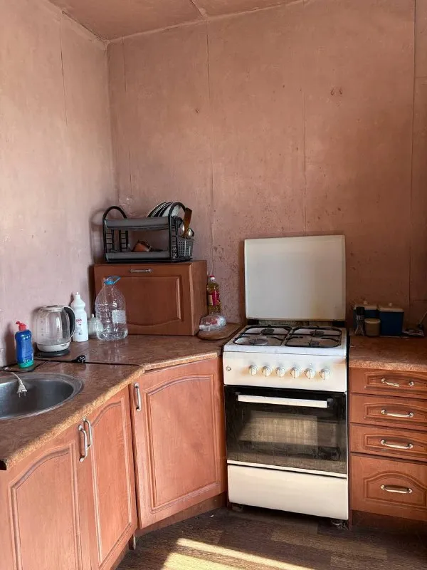 Срочно продаётся 2-комнатная квартира в макеевке, районе черёмушки, квартал "шахтерский", дом 1. Ключевые преимущества: • угловая квартира на 8 этаже 9-этажного дома. • новый лифт, работающий без перебоев. • раздельные комнаты и большая кухня. • панорамные пластиковые окна с красивым видом. • удобное расположение: остановка, детский сад и магазины у дома; школа и рынок в шаговой доступности. Квартира требует ремонта, санузел совместный. Все документы готовы, прописанных нет. Цена: 1 700 000 руб. Для подробного ознакомления доступен видеообзор. Телефон для связи: +7 949 382-34-18 (инна). - фотография - 7