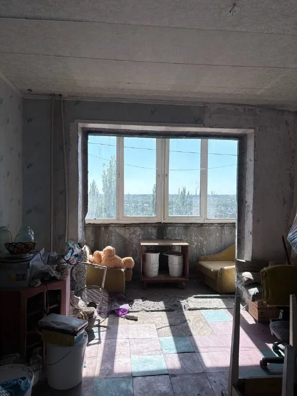 Срочно продаётся 2-комнатная квартира в макеевке, районе черёмушки, квартал "шахтерский", дом 1. Ключевые преимущества: • угловая квартира на 8 этаже 9-этажного дома. • новый лифт, работающий без перебоев. • раздельные комнаты и большая кухня. • панорамные пластиковые окна с красивым видом. • удобное расположение: остановка, детский сад и магазины у дома; школа и рынок в шаговой доступности. Квартира требует ремонта, санузел совместный. Все документы готовы, прописанных нет. Цена: 1 700 000 руб. Для подробного ознакомления доступен видеообзор. Телефон для связи: +7 949 382-34-18 (инна). - фотография - 8