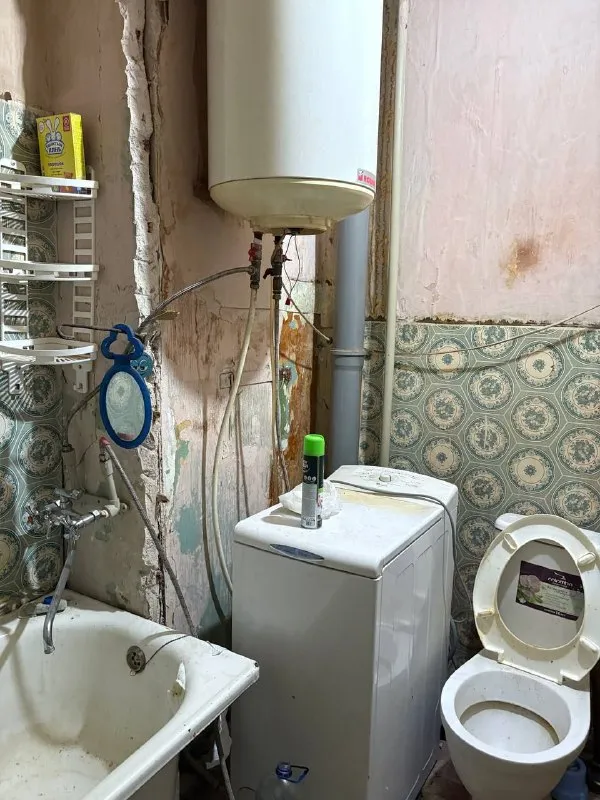 Срочно продаётся 2-комнатная квартира в макеевке, районе черёмушки, квартал "шахтерский", дом 1. Ключевые преимущества: • угловая квартира на 8 этаже 9-этажного дома. • новый лифт, работающий без перебоев. • раздельные комнаты и большая кухня. • панорамные пластиковые окна с красивым видом. • удобное расположение: остановка, детский сад и магазины у дома; школа и рынок в шаговой доступности. Квартира требует ремонта, санузел совместный. Все документы готовы, прописанных нет. Цена: 1 700 000 руб. Для подробного ознакомления доступен видеообзор. Телефон для связи: +7 949 382-34-18 (инна). - фотография - 9