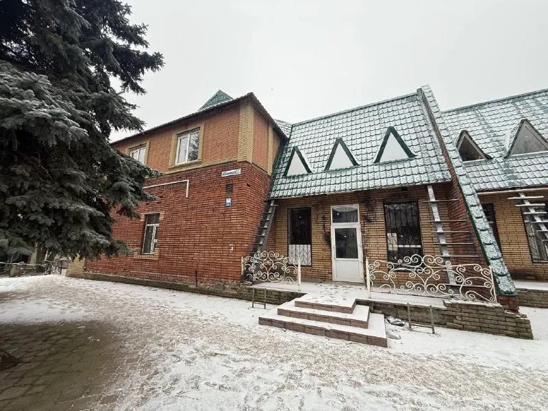 Продажа коммерческой недвижимости 592 м² 🌇днр в центре ясиноватой по ул. Орджоникидзе - главпочтамт 📌 ✅отдельно стоящее здание 📑документы рф 🔑ключи в агентстве 👁показ в в любое время по договоренности за час ❗️ранее в помещении был ресторан  ! Преимущества объекта: - парковка, рядом остановка 💦хороший напор воды - высокие потолки, большой участок земли 👍шикарный проходной поток и транспортный ✅помещение полностью под чистовую отделку ❗️ 💰цена: 35.000.000 рублей 📲☎️+79490370636 🛫подписаться  |  дать объявление 📲наш max - фотография - 2