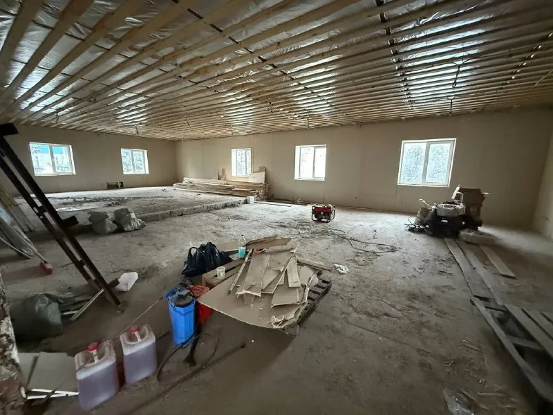 Продажа коммерческой недвижимости 592 м² 🌇днр в центре ясиноватой по ул. Орджоникидзе - главпочтамт 📌 ✅отдельно стоящее здание 📑документы рф 🔑ключи в агентстве 👁показ в в любое время по договоренности за час ❗️ранее в помещении был ресторан  ! Преимущества объекта: - парковка, рядом остановка 💦хороший напор воды - высокие потолки, большой участок земли 👍шикарный проходной поток и транспортный ✅помещение полностью под чистовую отделку ❗️ 💰цена: 35.000.000 рублей 📲☎️+79490370636 🛫подписаться  |  дать объявление 📲наш max - фотография - 5