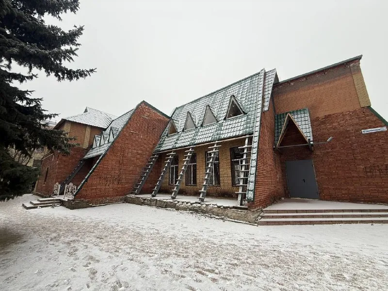 ☎️+79490370636 продажа коммерческой недвижимости 🏙️ - 592 м² квадратных метров отдельно стоящего здания в самом центре ясиноватой по ул. Орджоникидзе- главпочтамт документы рф 🇷🇺 ключи 🔑 в агентстве ❕ показ в любое время по договоренности за час ❕ ранее в помещении был ресторан ! Преимущества: ✔️парковка, рядом остановка ✔️хороший напор воды ✔️высокие потолки, большой участок земли ✔️шикарный проходной поток и транспортный 📌помещение полностью под чистовую отделку цена:35.000.000 ☎️+79490370636 - фотография - 2