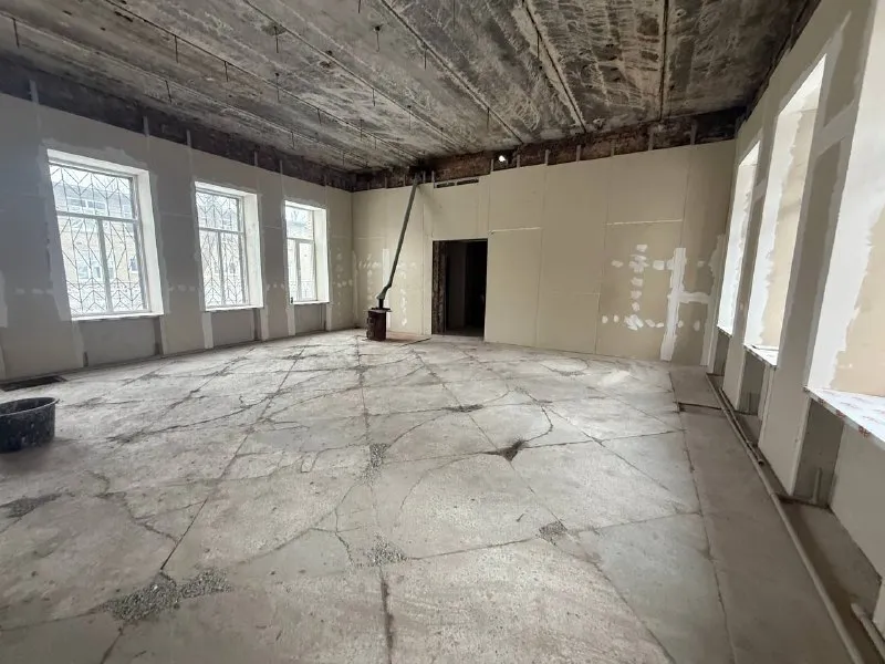 ☎️+79490370636 продажа коммерческой недвижимости 🏙️ - 592 м² квадратных метров отдельно стоящего здания в самом центре ясиноватой по ул. Орджоникидзе- главпочтамт документы рф 🇷🇺 ключи 🔑 в агентстве ❕ показ в любое время по договоренности за час ❕ ранее в помещении был ресторан ! Преимущества: ✔️парковка, рядом остановка ✔️хороший напор воды ✔️высокие потолки, большой участок земли ✔️шикарный проходной поток и транспортный 📌помещение полностью под чистовую отделку цена:35.000.000 ☎️+79490370636 - фотография - 7