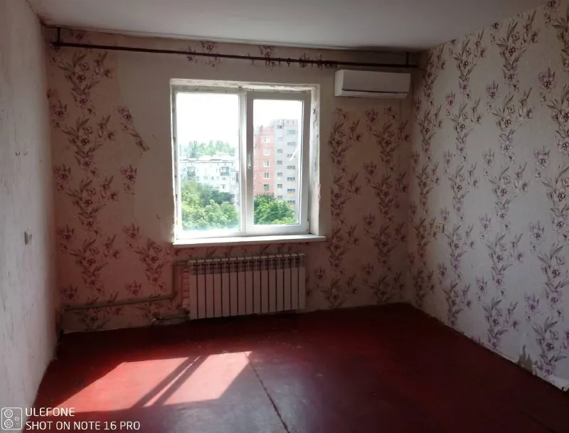 Срочно!!! Продам 1-комнатную квартиру в г. Харцызске, м-н металлургов, 52а, 9/9, общая площадь 31,9, жилая – 16,1, окна пластик, трубы пластик, балконный блок пластик, балкон пластик застеклен, отопление поменяно, проводка частично поменяна, стены готовы к поклейке обоев, вода по графику, до этажа доходит. Документы готовы к сделке! Цена 1 150 000 рублей. +7-949-383-03-11, telegram, whatsapp, max: +7-949-383-03-11. - фотография - 1