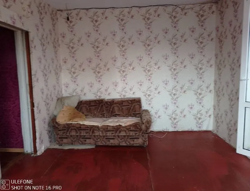 Срочно!!! Продам 1-комнатную квартиру в г. Харцызске, м-н металлургов, 52а, 9/9, общая площадь 31,9, жилая – 16,1, окна пластик, трубы пластик, балконный блок пластик, балкон пластик застеклен, отопление поменяно, проводка частично поменяна, стены готовы к поклейке обоев, вода по графику, до этажа доходит. Документы готовы к сделке! Цена 1 150 000 рублей. +7-949-383-03-11, telegram, whatsapp, max: +7-949-383-03-11. - фотография - 2