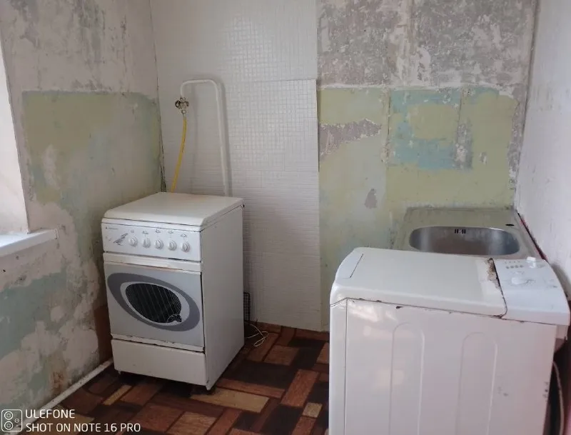 Срочно!!! Продам 1-комнатную квартиру в г. Харцызске, м-н металлургов, 52а, 9/9, общая площадь 31,9, жилая – 16,1, окна пластик, трубы пластик, балконный блок пластик, балкон пластик застеклен, отопление поменяно, проводка частично поменяна, стены готовы к поклейке обоев, вода по графику, до этажа доходит. Документы готовы к сделке! Цена 1 150 000 рублей. +7-949-383-03-11, telegram, whatsapp, max: +7-949-383-03-11. - фотография - 3