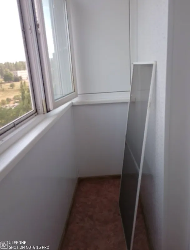 Срочно!!! Продам 1-комнатную квартиру в г. Харцызске, м-н металлургов, 52а, 9/9, общая площадь 31,9, жилая – 16,1, окна пластик, трубы пластик, балконный блок пластик, балкон пластик застеклен, отопление поменяно, проводка частично поменяна, стены готовы к поклейке обоев, вода по графику, до этажа доходит. Документы готовы к сделке! Цена 1 150 000 рублей. +7-949-383-03-11, telegram, whatsapp, max: +7-949-383-03-11. - фотография - 4