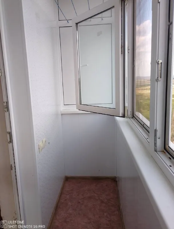 Срочно!!! Продам 1-комнатную квартиру в г. Харцызске, м-н металлургов, 52а, 9/9, общая площадь 31,9, жилая – 16,1, окна пластик, трубы пластик, балконный блок пластик, балкон пластик застеклен, отопление поменяно, проводка частично поменяна, стены готовы к поклейке обоев, вода по графику, до этажа доходит. Документы готовы к сделке! Цена 1 150 000 рублей. +7-949-383-03-11, telegram, whatsapp, max: +7-949-383-03-11. - фотография - 5