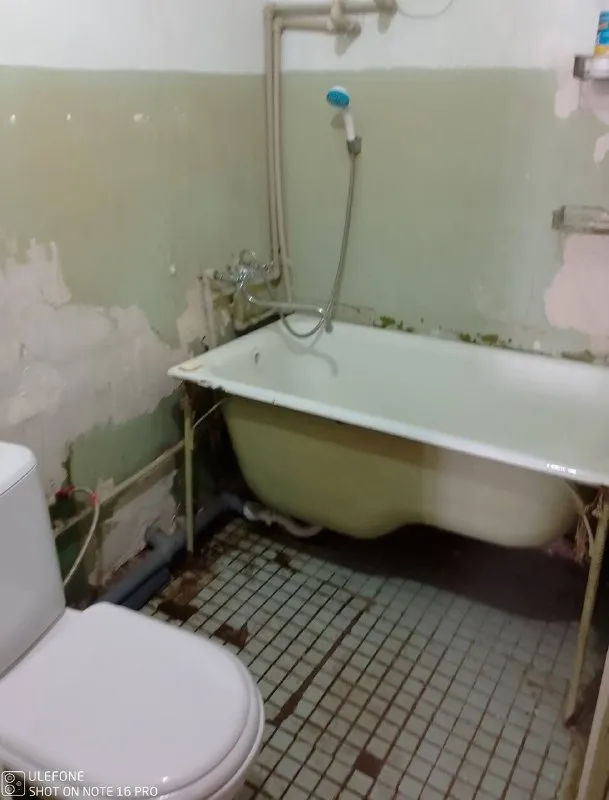 Срочно!!! Продам 1-комнатную квартиру в г. Харцызске, м-н металлургов, 52а, 9/9, общая площадь 31,9, жилая – 16,1, окна пластик, трубы пластик, балконный блок пластик, балкон пластик застеклен, отопление поменяно, проводка частично поменяна, стены готовы к поклейке обоев, вода по графику, до этажа доходит. Документы готовы к сделке! Цена 1 150 000 рублей. +7-949-383-03-11, telegram, whatsapp, max: +7-949-383-03-11. - фотография - 7