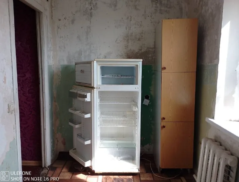 Срочно!!! Продам 1-комнатную квартиру в г. Харцызске, м-н металлургов, 52а, 9/9, общая площадь 31,9, жилая – 16,1, окна пластик, трубы пластик, балконный блок пластик, балкон пластик застеклен, отопление поменяно, проводка частично поменяна, стены готовы к поклейке обоев, вода по графику, до этажа доходит. Документы готовы к сделке! Цена 1 150 000 рублей. +7-949-383-03-11, telegram, whatsapp, max: +7-949-383-03-11. - фотография - 8