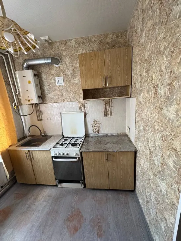 Продам 2-х комнатную квартиру ! 🌇харцызск, центр. Ул. Сергея лазо. 📌 ✅общая площадь 48.4 кв. М, 1 этаж 2 этажного дома. ✅комнаты раздельные, состояние жилое, есть кладовая. ✅окна пластиковые, стоят решетки. 📑документы готовы, прописанных нет. 👍хорошее расположение : школа, детский сад, магазины, рынок, автовокзал. 💰цена 3 200 000 ₽ 📲☎️+79493418412 лилия ан терем 🛫подписаться  |  дать объявление 📲наш max - фотография - 8