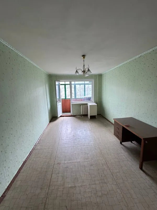 Продам двухкомнатную квартиру 🌇днр, харцызск, центр, ул. Октябрьская📍 ✅общая площадь 45.2 кв. М, 4 этаж 5 этажного дома, не угловая. ✅комнаты раздельные, окна пластиковые, балкон застеклен, есть кладовая. ✅новая газовая колонка. 📑документы готовы, прописанных нет. 👍шикарное расположение: во дворе школа 1, детский сад чайка, магазины. 💰цена : 2 600 000 ₽ торг 📲☎️+79493418412 лилия ан терем 🛫подписаться  |  дать объявление 📲наш max - фотография - 1